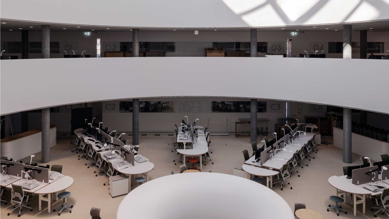 Im Forschungsneubau sind die Arbeitstische sternförmig ausgerichtet, um den Austausch zwischen den verschiedenen Forschungsgruppen zu erleichtern. (Foto: Maris Mezulis)